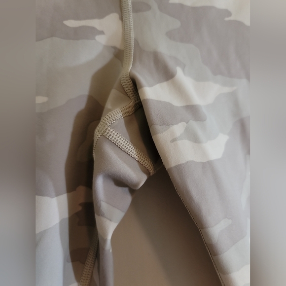 Athleta Elation 7/8 Tight in Gray Camo Small - Picture 6 of 8